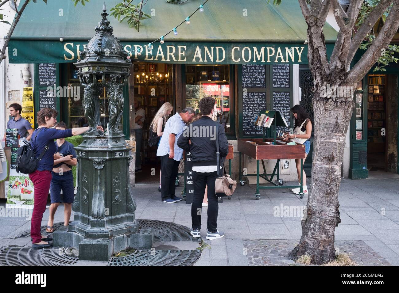 The famous Shakespeare and Company bookstore in Paris Stock Photo Alamy