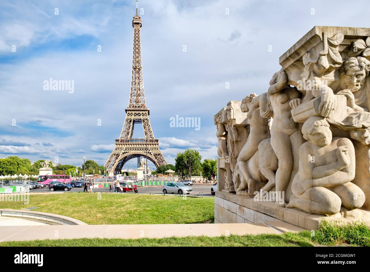 Street scene in Paris with a view of the Eiffel Tower Stock Photo - Alamy