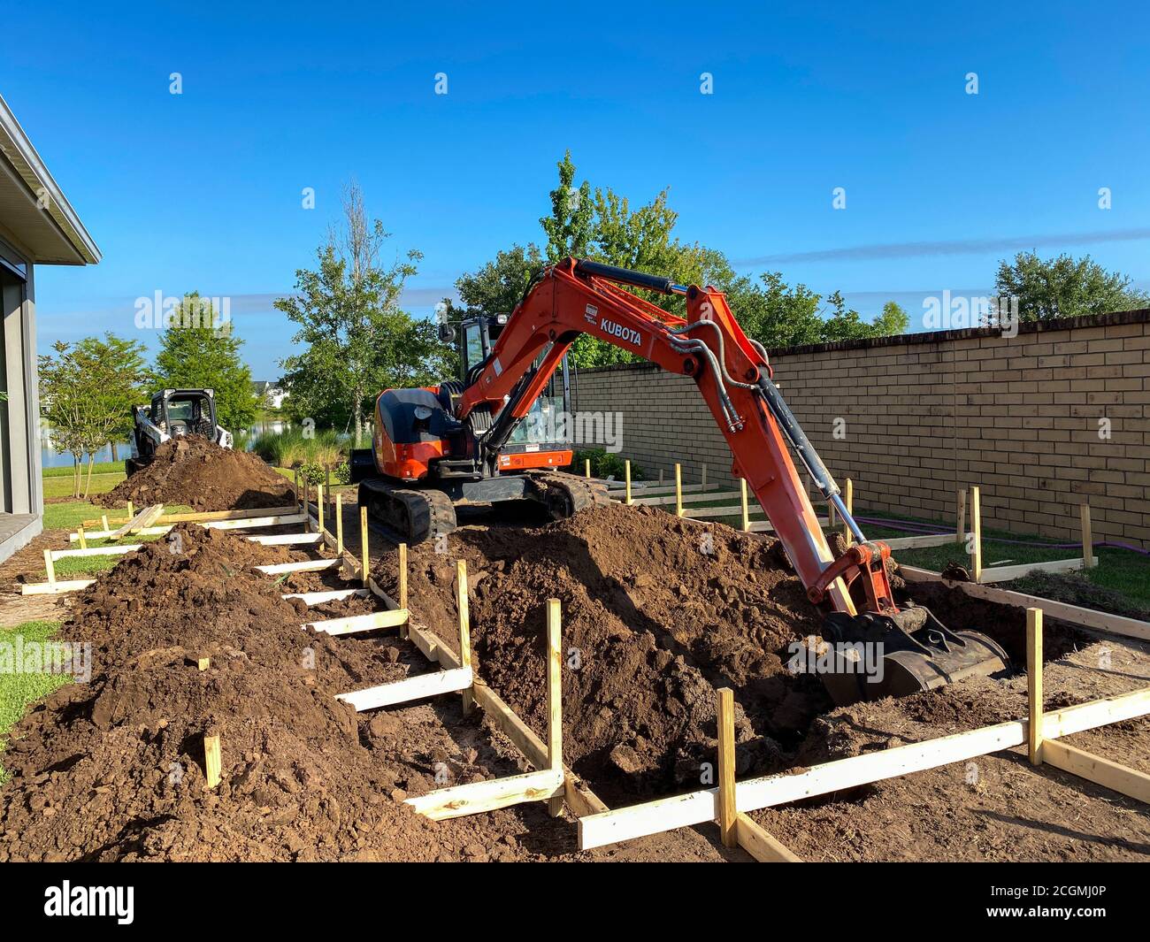 Orlando, FL/USA - 5/21/20: A backhoe digging a hole for a pool behind a  house in Orlando, Florida Stock Photo - Alamy