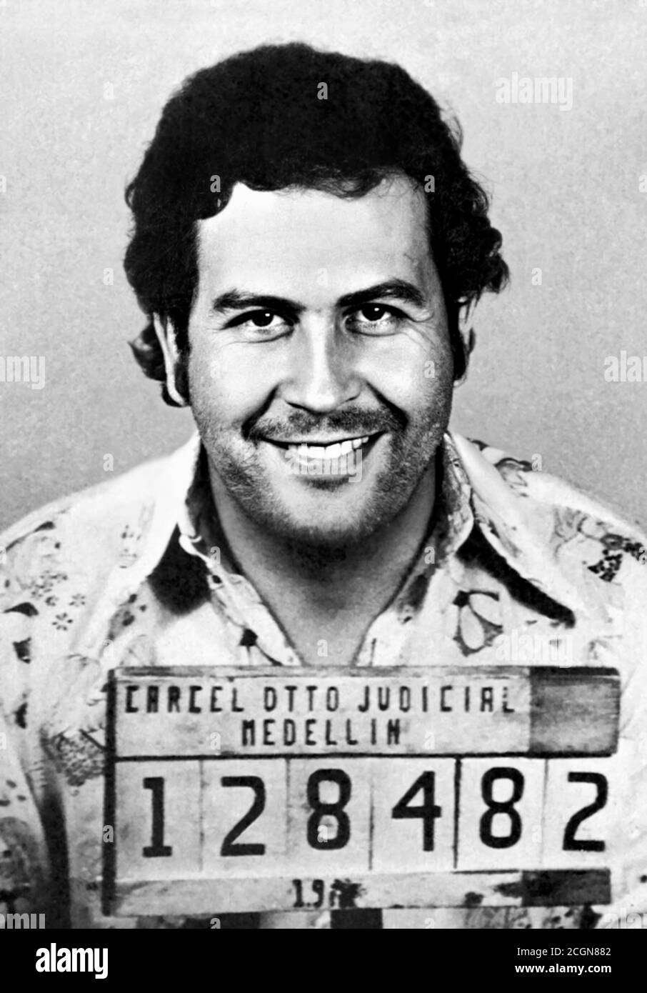 1977 , Medellin , COLOMBIA : The colombian criminal PABLO ESCOBAR ( 1949 - 1993 ), The Prince of Cocaine . Police mugshot . - portrait -  foto segnaletica - mug-shot - mug shot - ritratto - CRONACA NERA - CRIME - ASSASSINO - KILLER - CRIMINALE - COLOMBIA - smile - sorriso - TRAFFICANTE DI DROGA - DRUGS - DRUG TRADE - TRADER - TRAFFICO di COCAINA - NARCOTERRORIST - NARCOTERRORISTA ---Archivio GBB Stock Photo