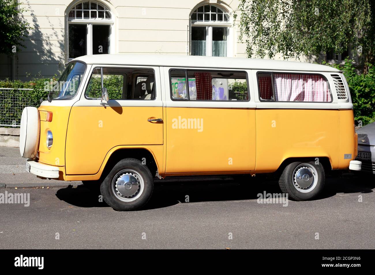 Orange vw bus hi-res stock photography and images - Alamy