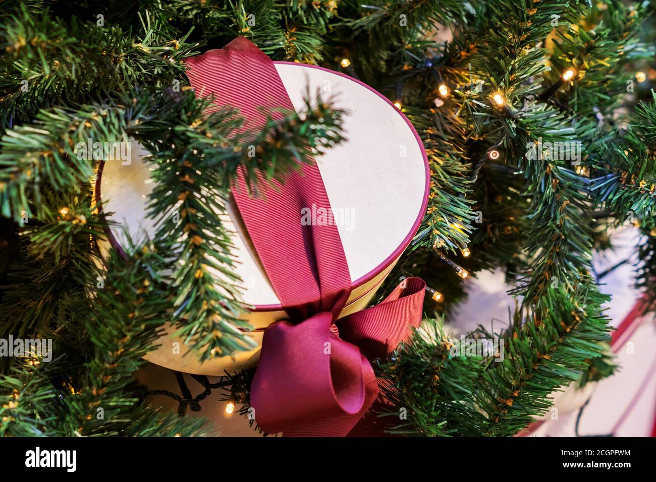 Ciao Set De 4 Boules De Noël Déco Decoupage (7,5cm) - Happy Holidays Avec Ruban Tissu - Blanc Or Rouge