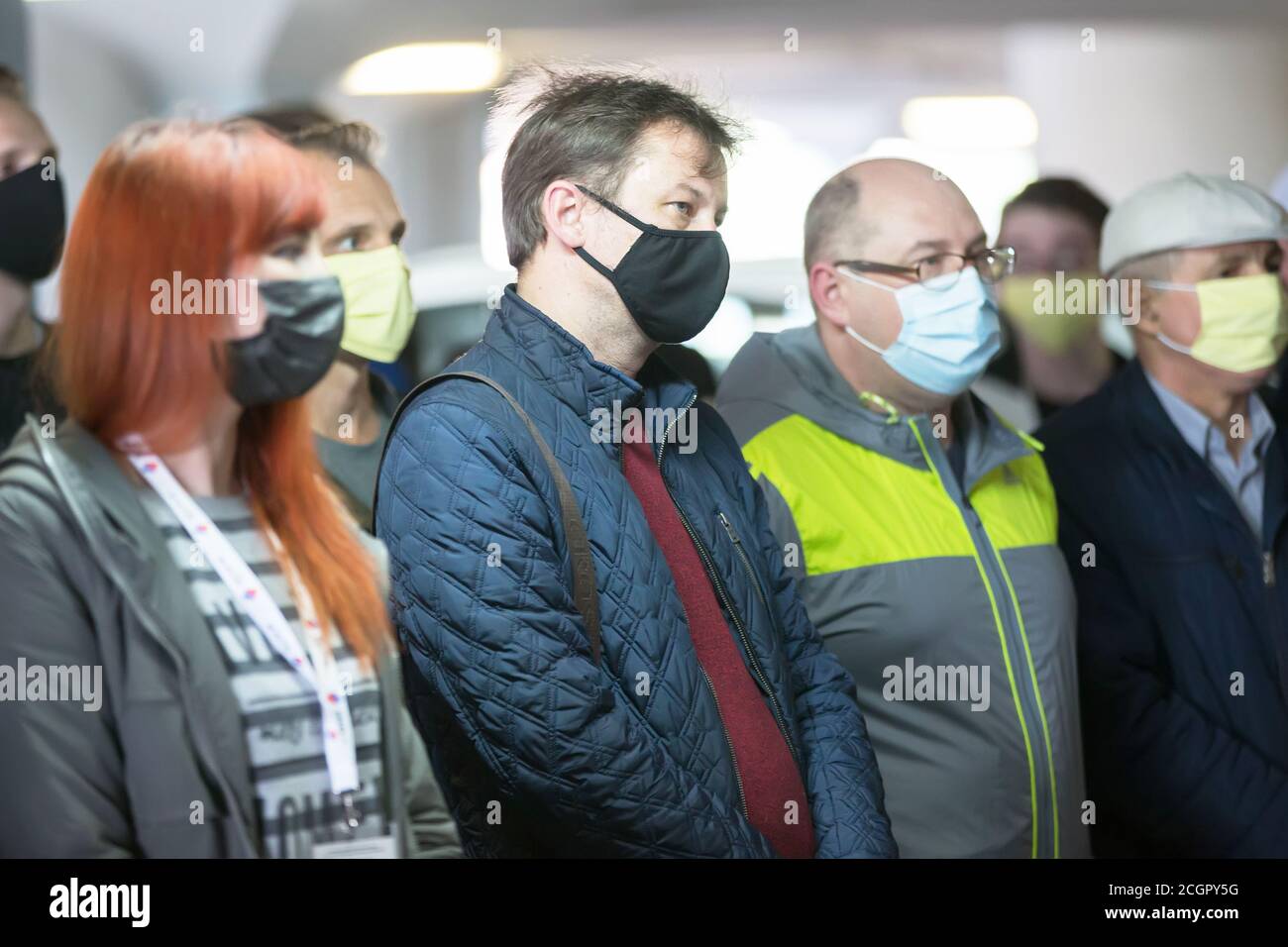 Many men wearing face masks hi-res stock photography and images - Alamy