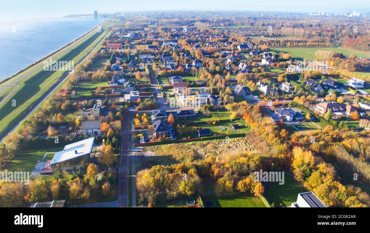 Luchtfoto van Overgooi. Villawijk aan het Gooimeer in Almere Stock Photo