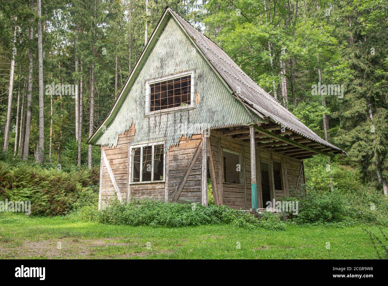 Abandoned old house in the woods Stock Photo - Alamy