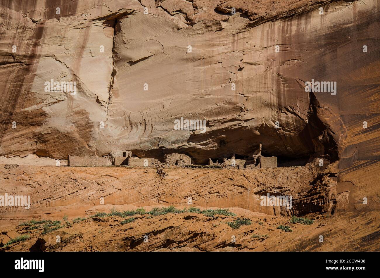 Canyon de Chelly it preserves ruins of the indigenous tribes that lived in the area, from the Ancestral Puebloans (formerly known as Anasazi) Stock Photo