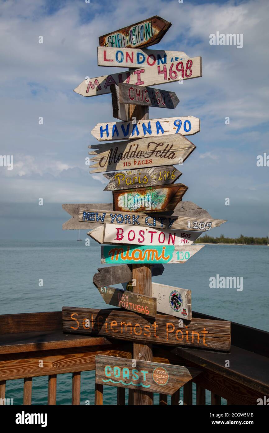 Direction sign post cities world hi-res stock photography and images ...