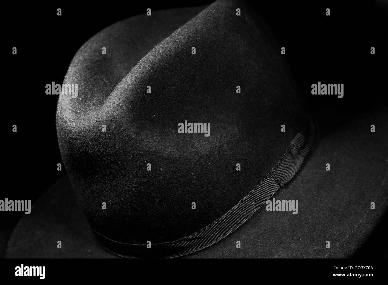 Black and white fedora hat hi-res stock photography and images - Alamy