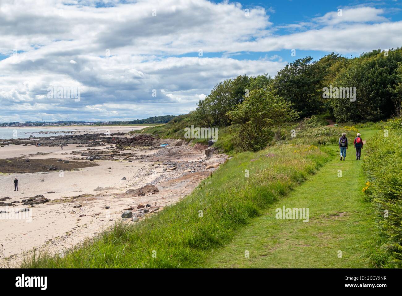 Walkers along the Fife Coastal Path between Lower Largo and Leven, Fife, Scotland. Stock Photo