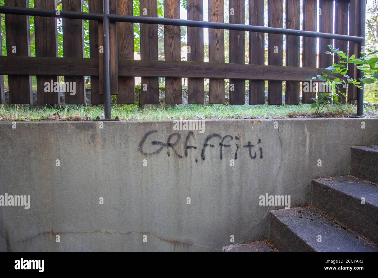 Graffiti färgsatte elevskåp på skola