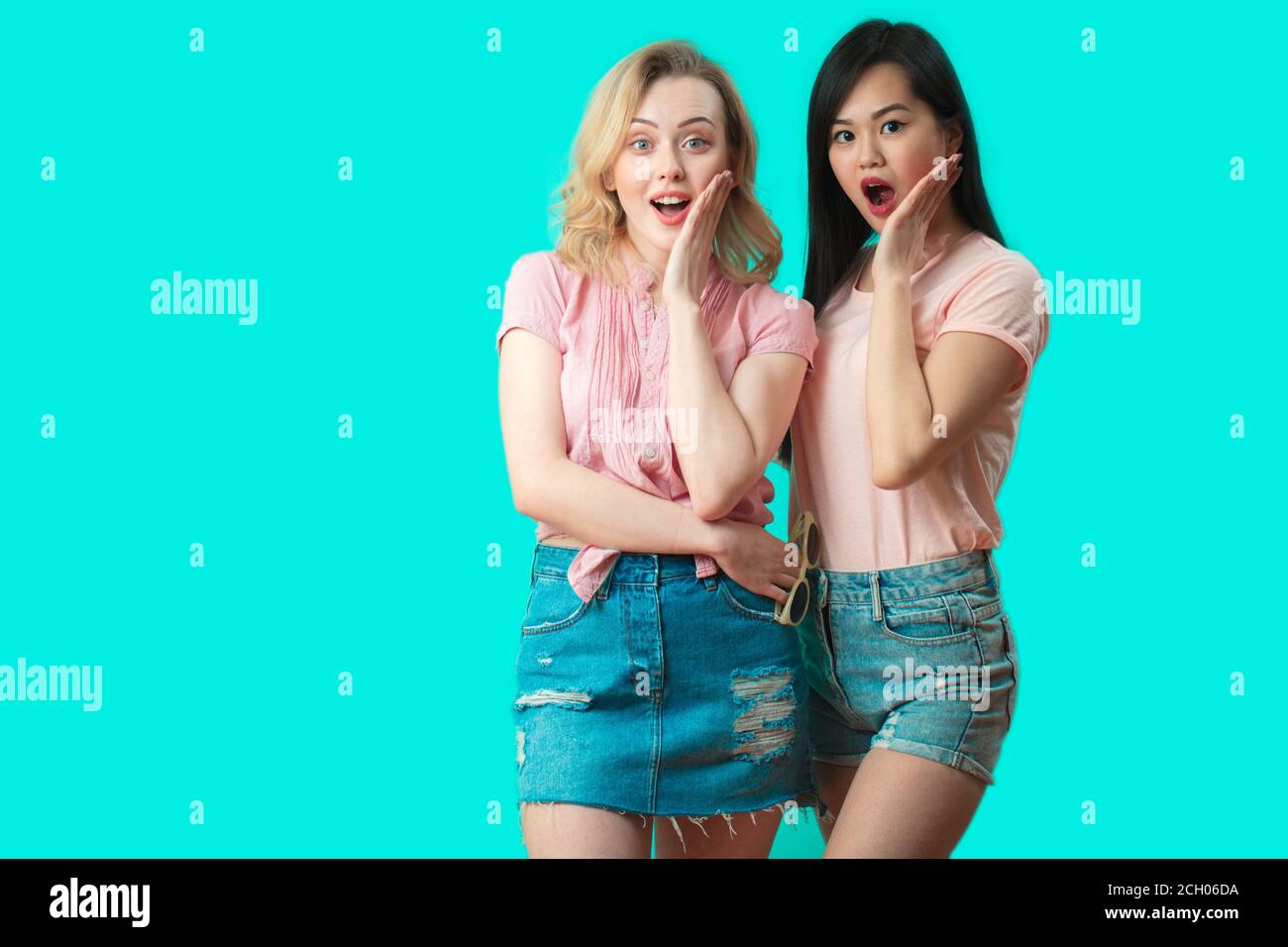 Asian girls gossiping hires stock photography and images Alamy