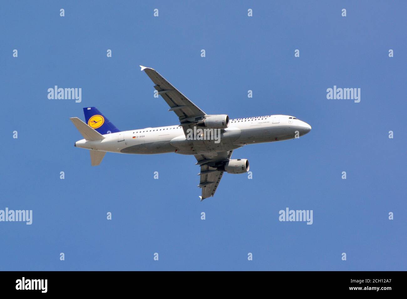 Lufthansa airbus a320 211 hi-res stock photography and