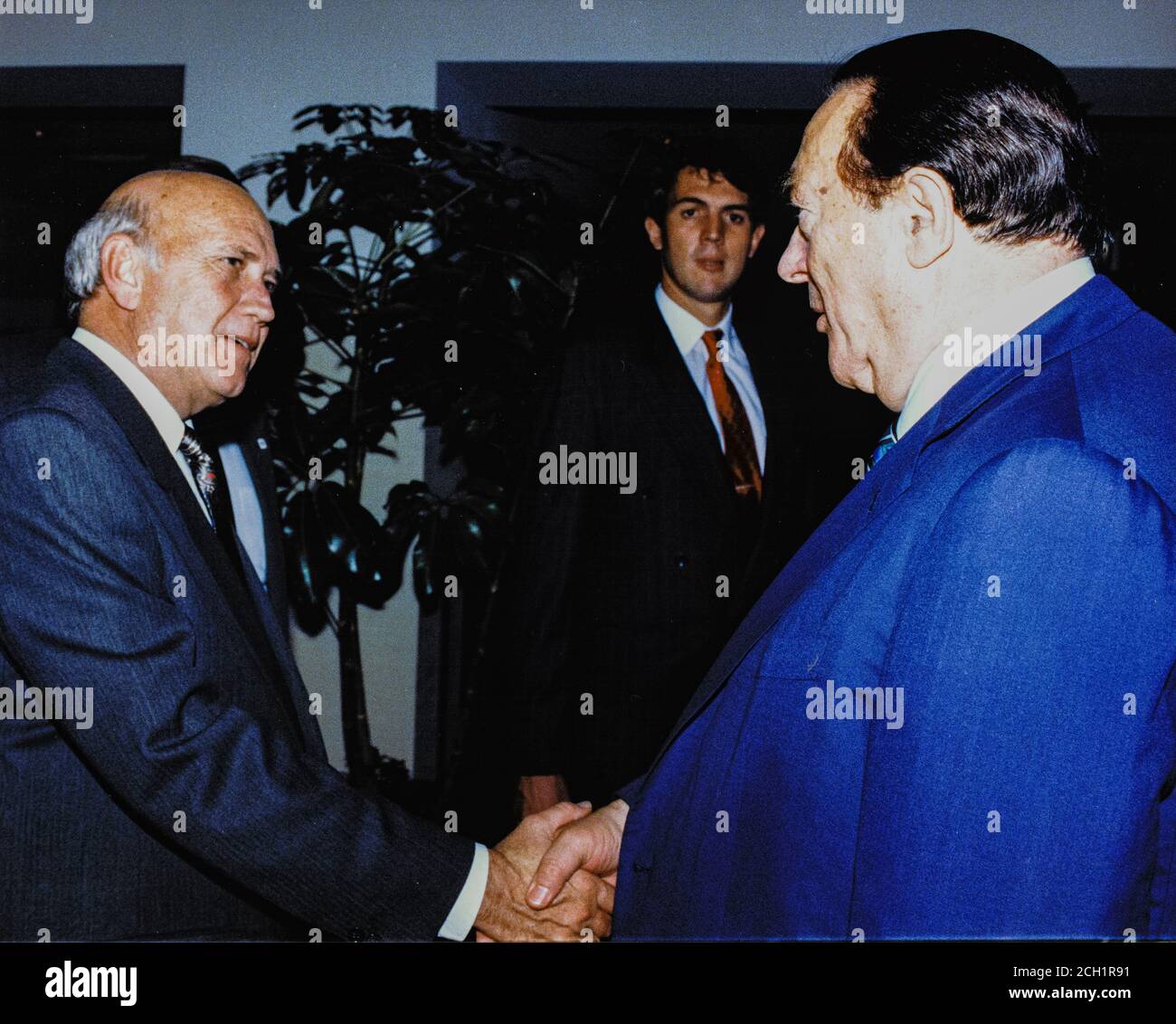 In this file photo from September 25, 1990, disgraced publisher Robert Maxwell, right, meets President F.W. DeKlerk of South Africa in Washington, DC on September 25, 1990. The New York Post is reporting today that Maxwell, through his daughter Ghislaine Maxwell, may have been the source the huge fortune amassed by alleged pedophile Jeffrey Epstein, who hanged himself in his Manhattan lockup last August.Credit: Ron Sachs/CNP | usage worldwide Stock Photo