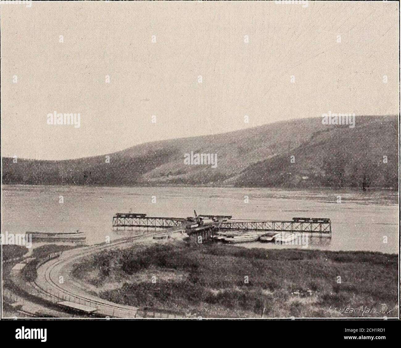. Le chemin de fer du Congo (Matadi-Stanley-Pool) . dupetit outillage. En dehors et à proximité des ateliers, se trouvent les châteauxdeau et une colonne hydraulique, le parc à charbon, un pont àpeser de 3o tonnes, le transbordeur à voie inférieure pour wagons,la plaque tournante pour locomotives, latelier de menuiserie et lemagasin de pièces de rechange. Les ateliers de Thysville auront bientôt un outillage semblableà eelui de Matadi. Les dépôts de Songololo et de Dolo, où lon ne fait que le petitentretien courant, sont munis chacun dun tour à cvlindrer et àrileter mu à la main par roue de ch Stock Photo