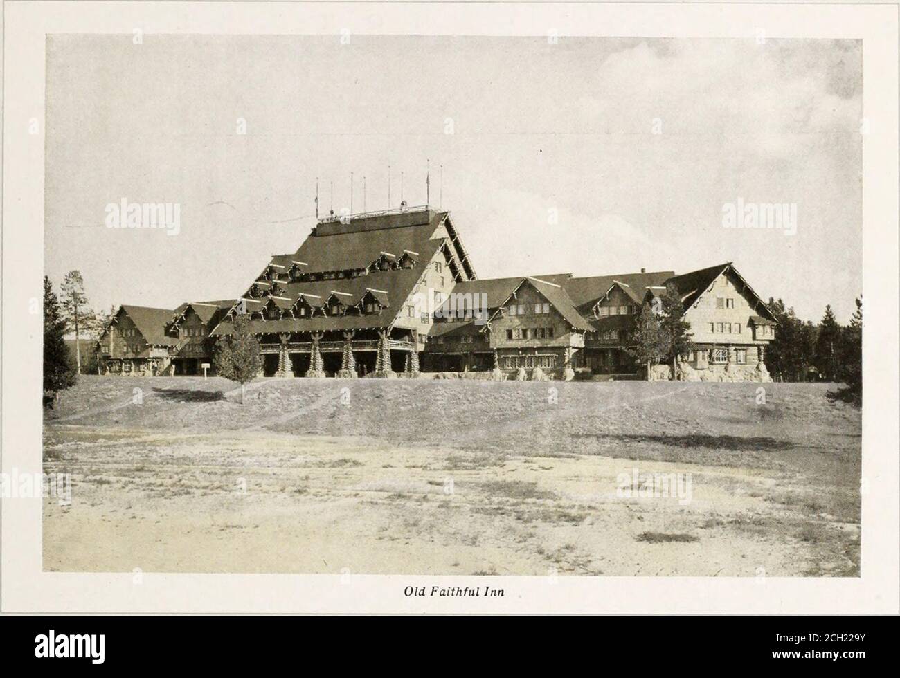. To Geyserland : Union Pacific-Oregon Short Line Railroad to the Yellowstone National Park : connecting with transcontinental trains from all points east and west thence through the park by the four-horse Concord coaches of the M-Y Stage Company . to be true.To find all these things in a far-away wilderness is to wonder what magic was worked tobring them all about. The great inn at Mammoth has in its foreground, three hundred feet high, the wonder-ful, many-colored, and beautifully-formed Hot Springs Terraces which belong in the list of the water-madewonders of the Park. One of the inns—Old F Stock Photo