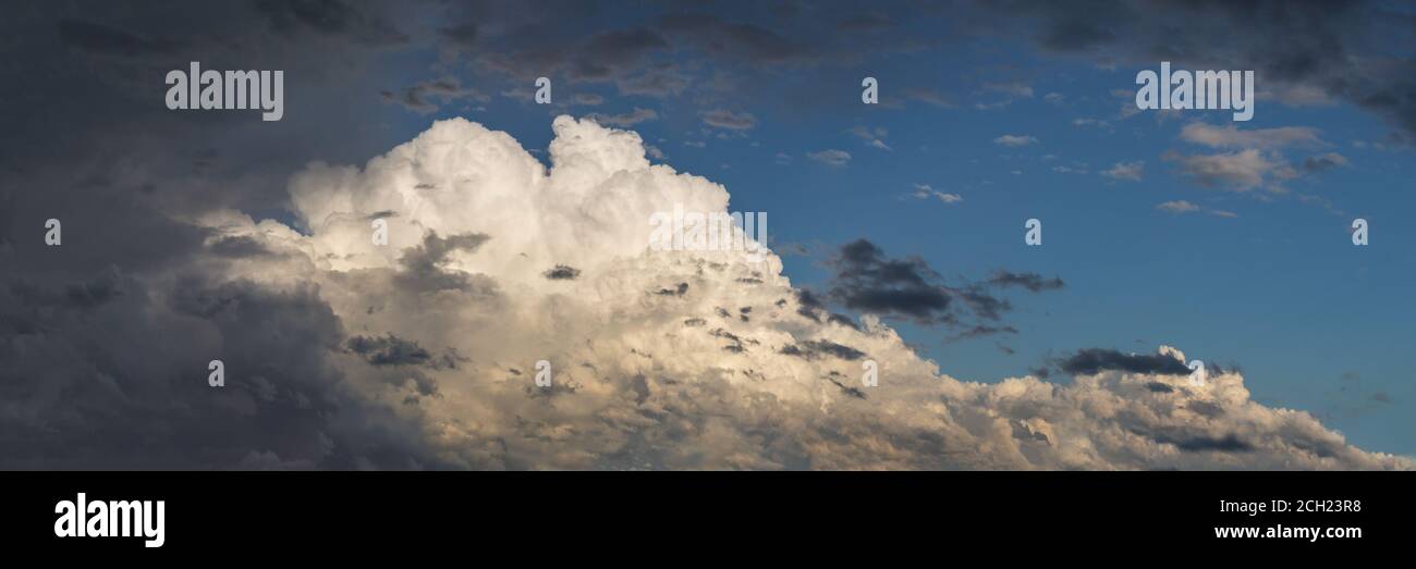 Sky dark blue with white clouds hi-res stock photography and images - Alamy