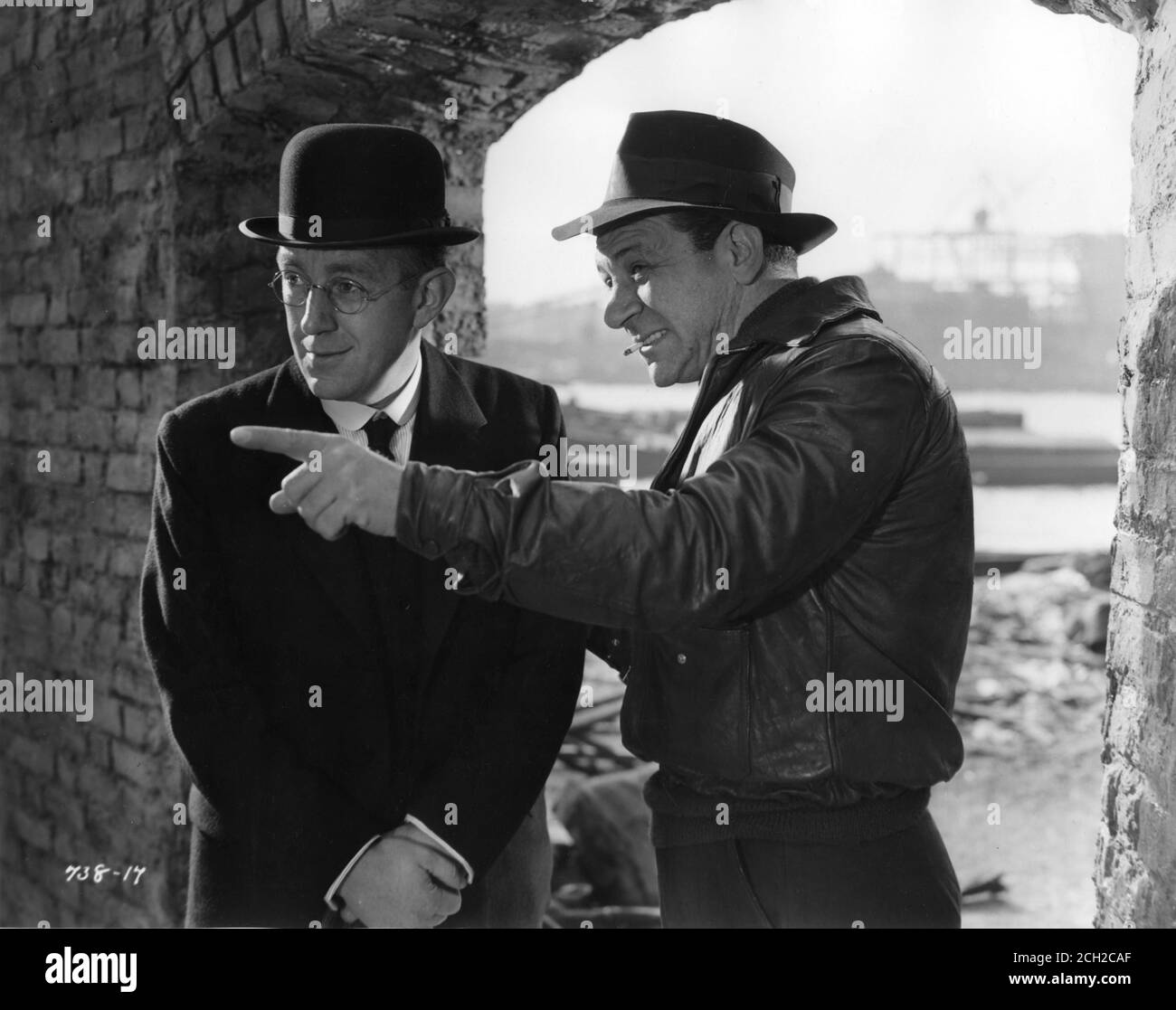 ALEC GUINNESS and SIDNEY JAMES in THE LAVENDER HILL MOB 1951 director CHARLES CRICHTON original screenplay T.E.B. CLARKE producer MICHAEL BALCON Ealing Studios / General Film Distributors (GFD) Stock Photo