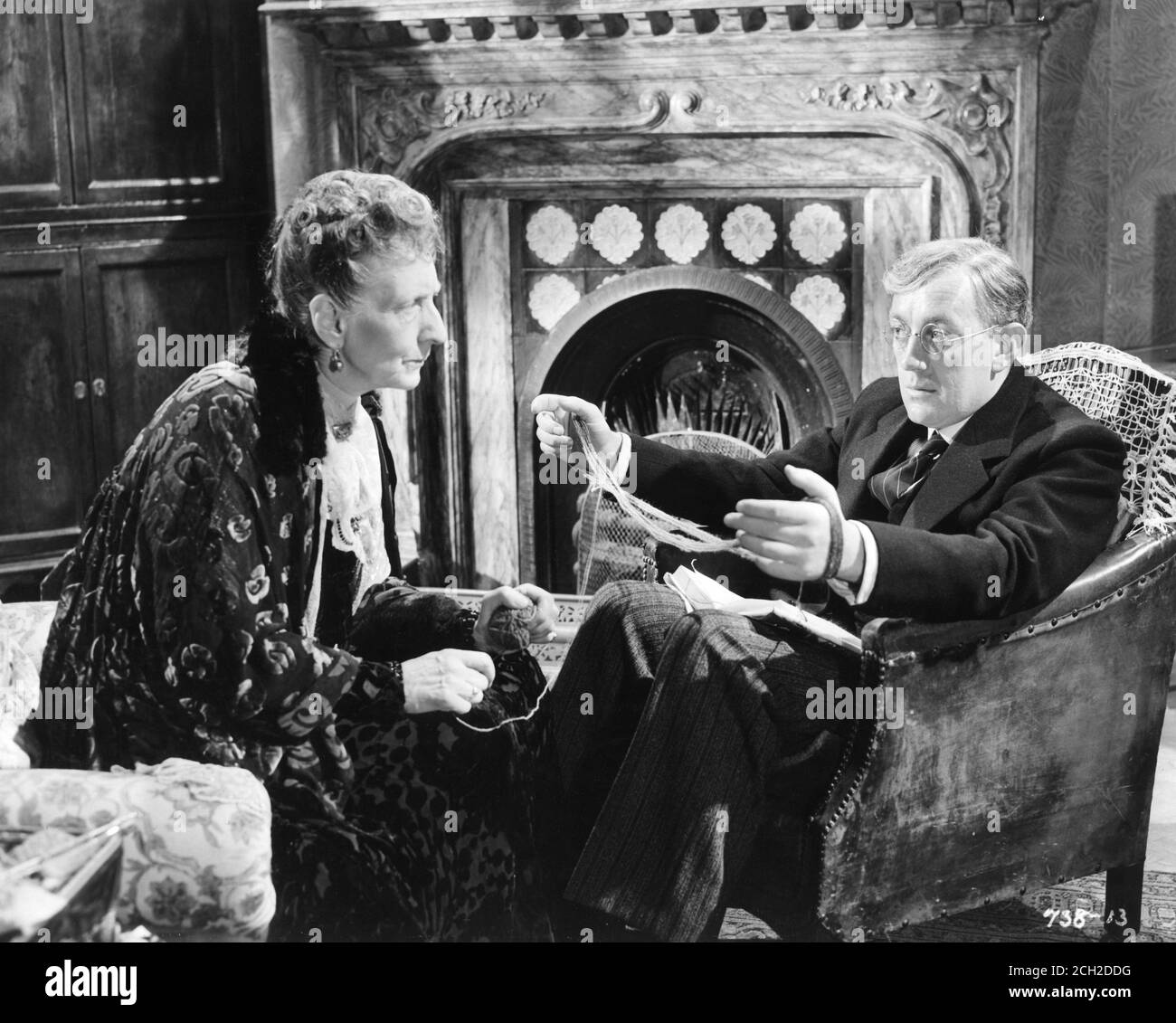 MARJORIE FIELDING and ALEC GUINNESS in THE LAVENDER HILL MOB 1951 director CHARLES CRICHTON original screenplay T.E.B. CLARKE producer MICHAEL BALCON Ealing Studios / General Film Distributors (GFD) Stock Photo