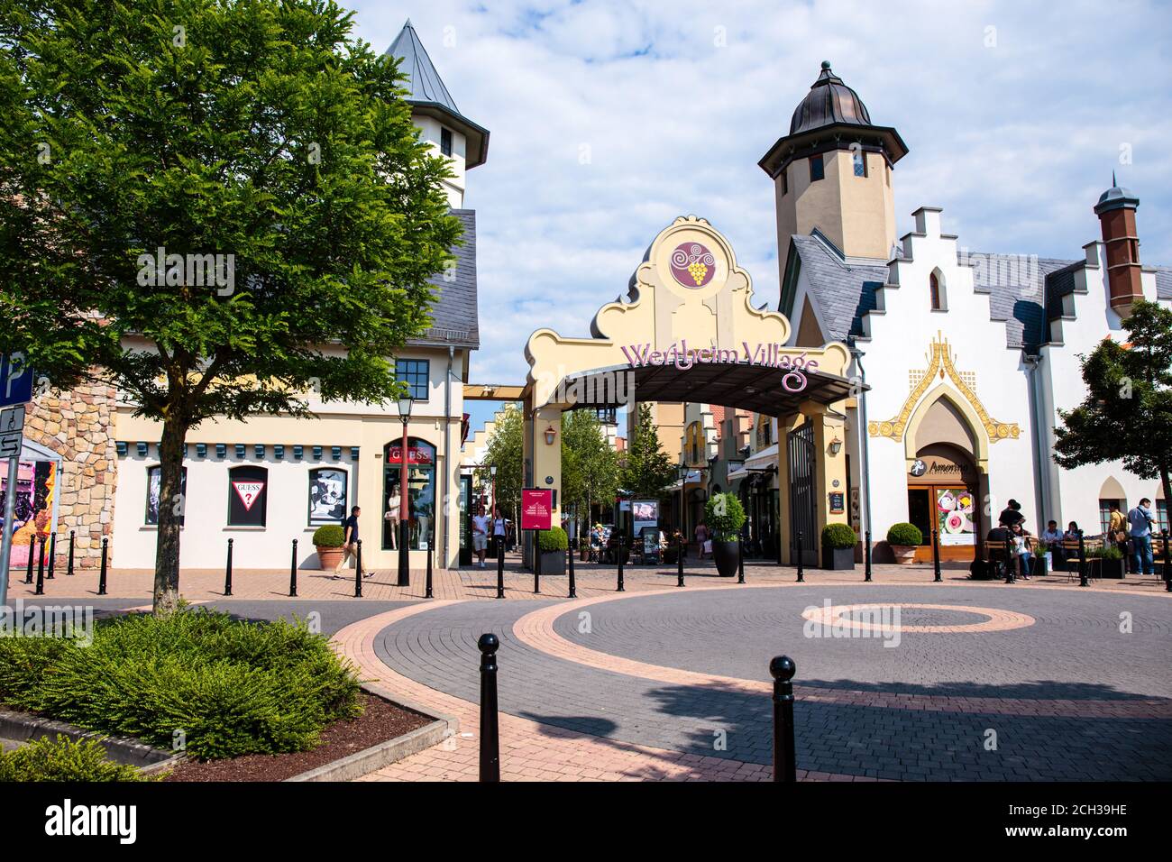 Outdoor outlet mall hi-res stock photography and images - Alamy
