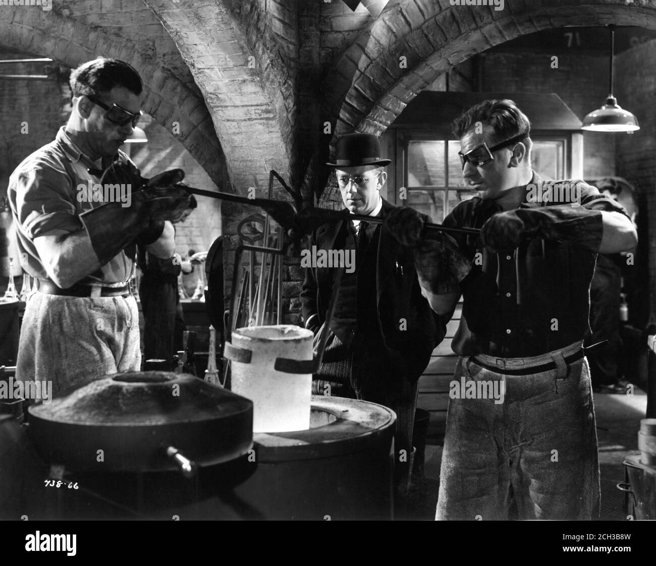 ALEC GUINNESS in THE LAVENDER HILL MOB 1951 director CHARLES CRICHTON original screenplay T.E.B. CLARKE producer MICHAEL BALCON Ealing Studios / General Film Distributors (GFD) Stock Photo