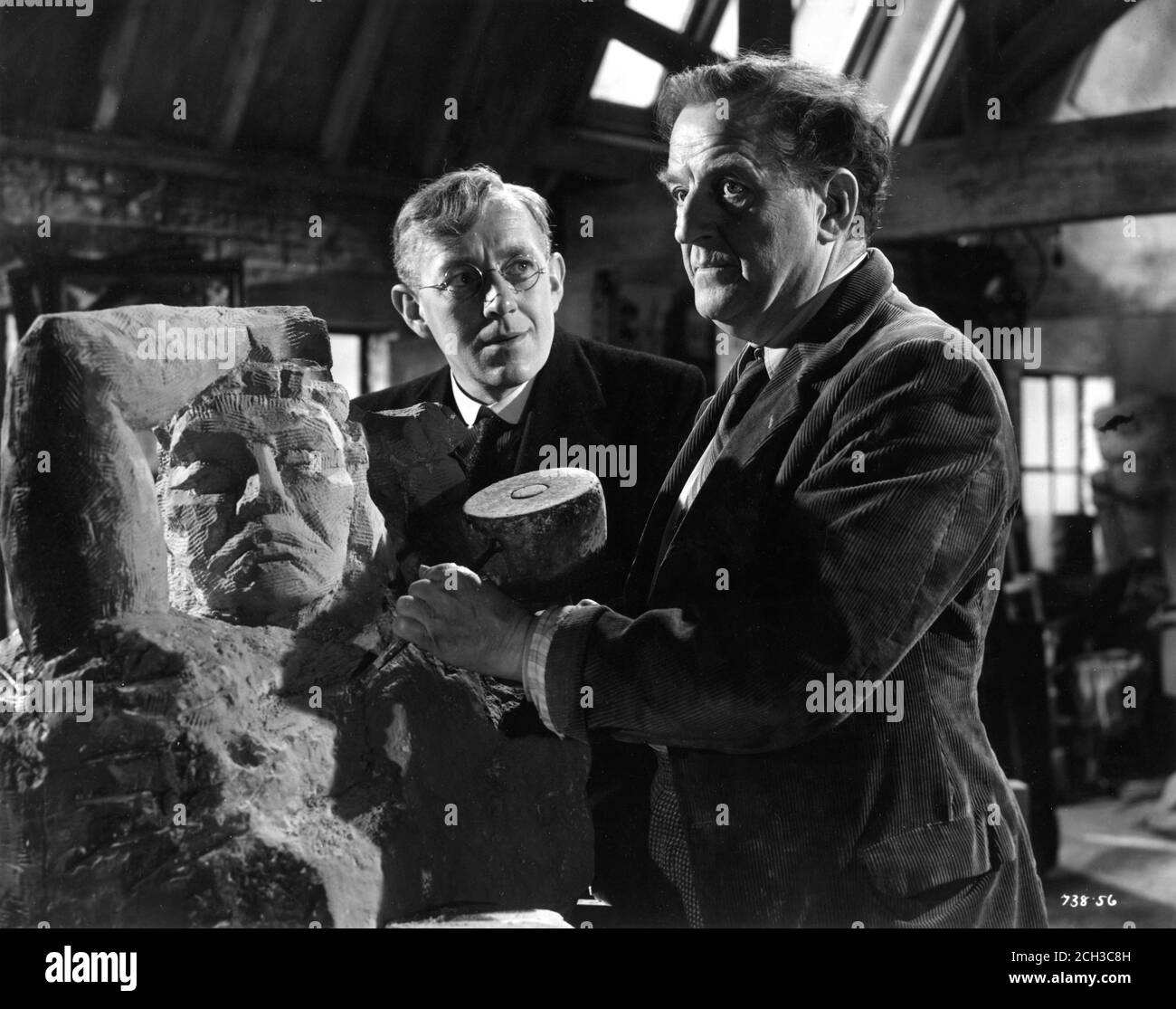 ALEC GUINNESS and STANLEY HOLLOWAY in THE LAVENDER HILL MOB 1951 director CHARLES CRICHTON original screenplay T.E.B. CLARKE producer MICHAEL BALCON Ealing Studios / General Film Distributors (GFD) Stock Photo