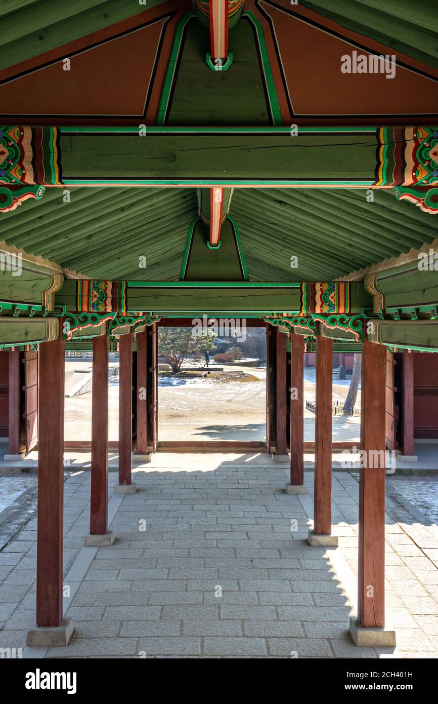 A covered walkway from the Seonjeongjeon Hall at the Changdeokgung Palace in Seoul, South Korea. The building was the main place for the emperor to meet with high ranking officials to discuss political, state, and foreign affairs. Stock Photo