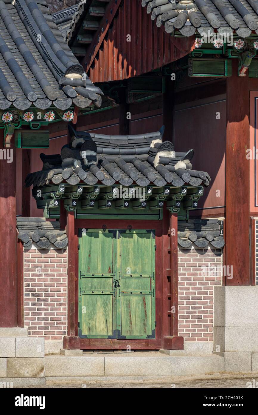 A green wooden door to the Nakseonjae Complex at the Changdeokgung Palace in Seoul, South Korea. The building was the main place for the emperor to meet with high ranking officials to discuss political, state, and foreign affairs. Stock Photo