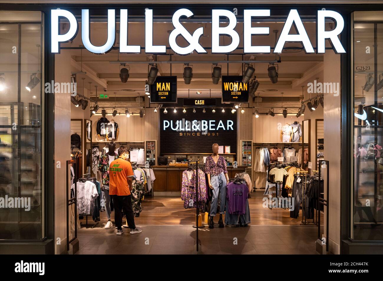 Pull & bear hi-res stock photography and images - Page 2 - Alamy