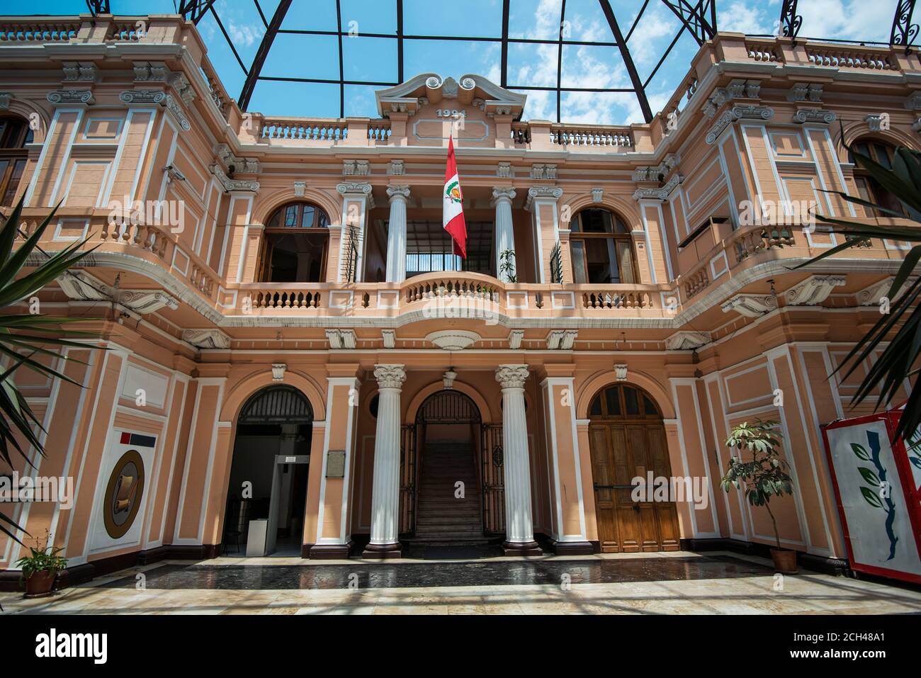 Side entrance to the central Post Office, Casa de Correos y Telegrafos