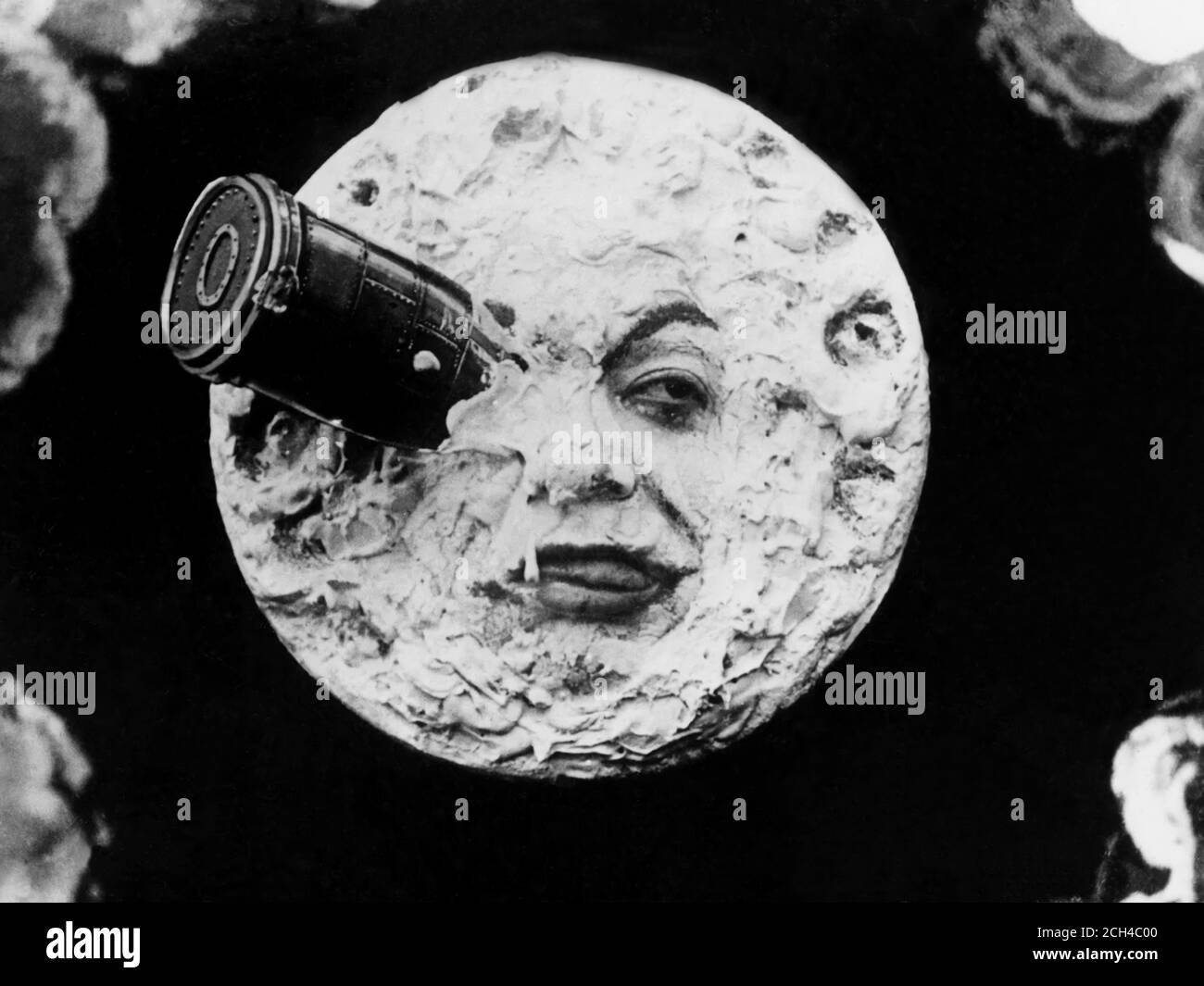 1902 , FRANCE : The movie A TRIP TO THE MOON (  LE VOYAGE DANS LA LUNE - Viaggio nella Luna ) by celebrated french movie director GEORGES MELIES ( Méliès , 1861 - 1938 ). Stop-frame from the movie cell . - CINEMA MUTO - SILENT MOVIE - FILM - LUNA - FANTASCIENZA - OCCHIO - EYE - SCIENCE FICTION - navicella spaziale --- Archivio GBB Stock Photo