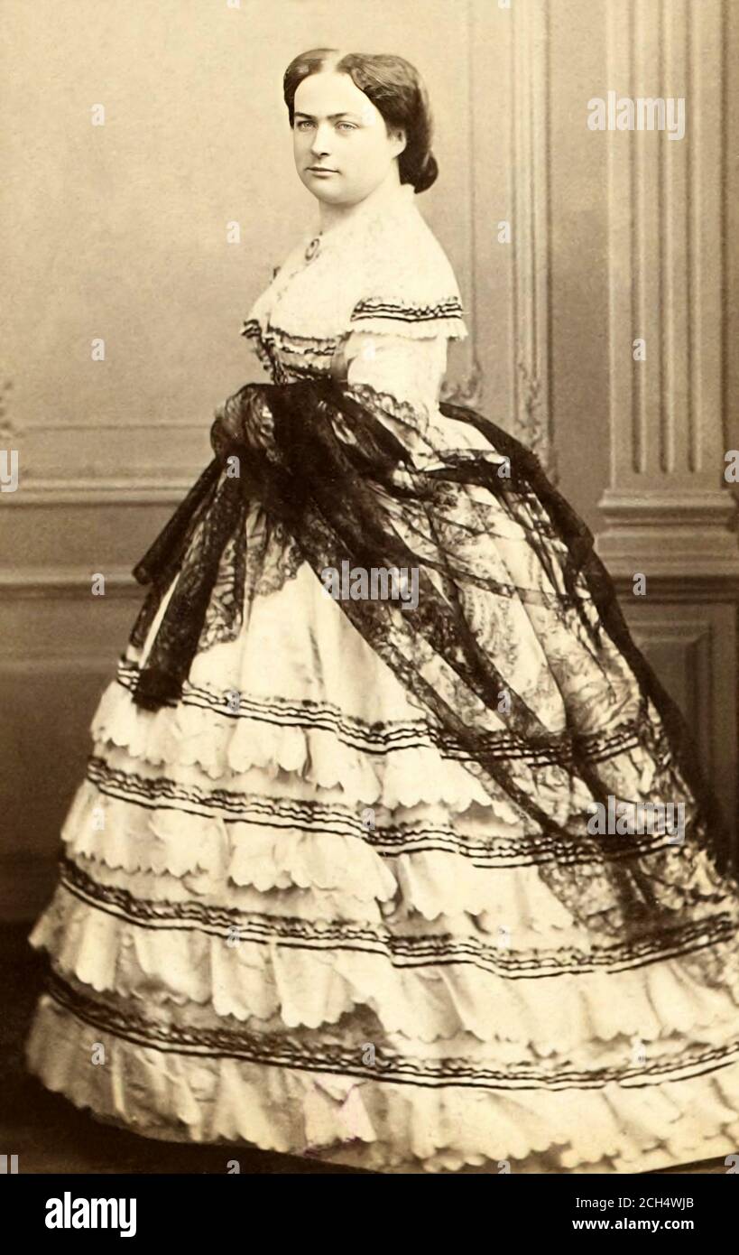 1860 c. , FRANCE  : The french ELIZABETH DE LA CROIX DE CASTRIES MAC MAHON Duchesse de MAGENTA ( 1834 - 1900 ), married with Marshall PATRICE de MAC-MAHON Duc de MAGENTA ( 1808 - 1893 ). Photo by Serguei Lvovitch Levitski, Paris . - ritratto - portrait - FOTO STORICHE - HISTORY - royalty - reali - nobili - nobility - nobili - nobiltà francese - FRANCIA - FRANCE - Duchessa - Duchess - Duke - chignon - FASHION - MODA FEMMINILE - '800 - 800's - OTTOCENTO - crinolina - crinoline - pizzo - lace - scialle --- Archivio GBB Stock Photo