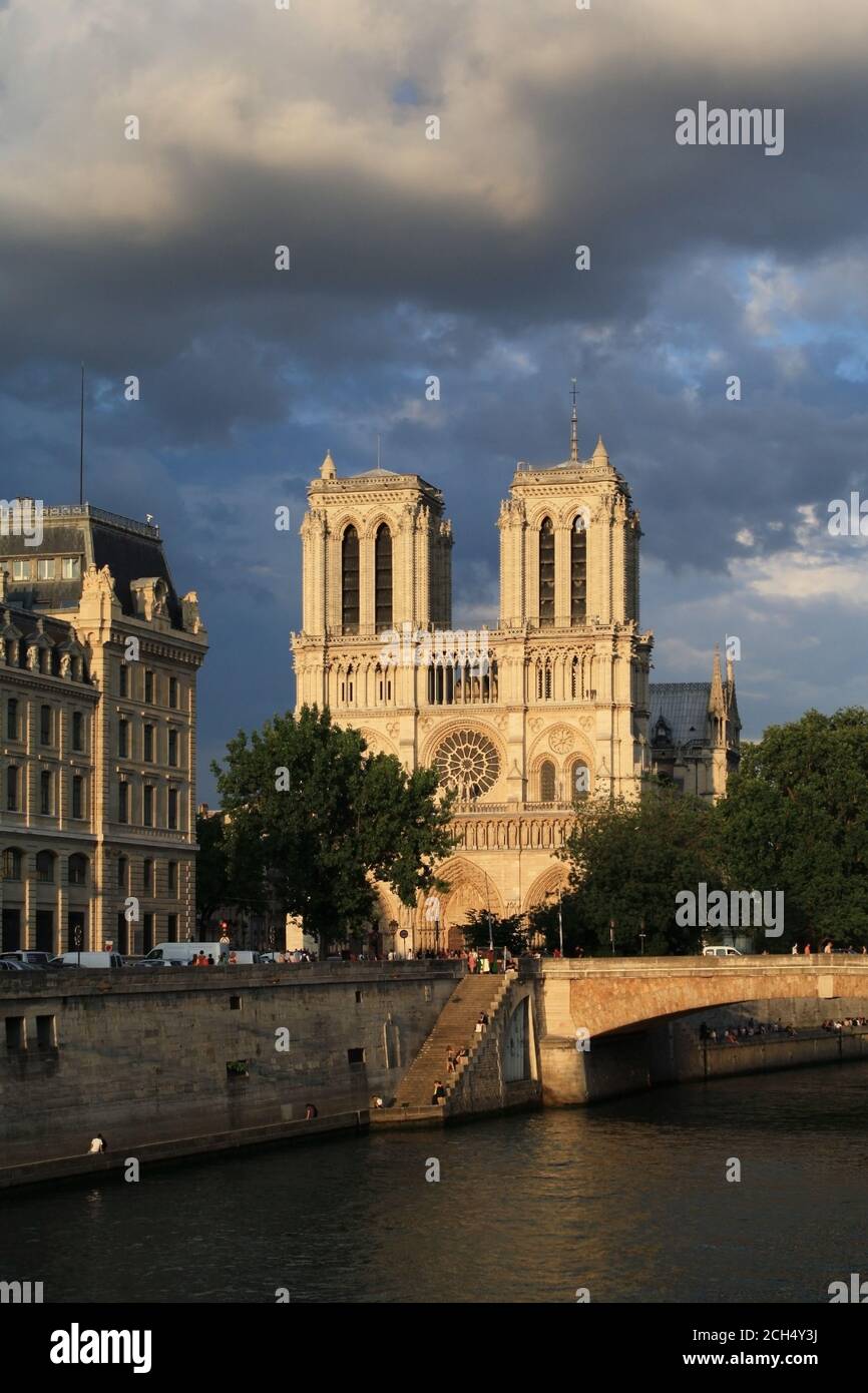West facade of Notre Dame Cathedral in Île de la Cité, 4th arrondissement, Paris, France Stock Photo