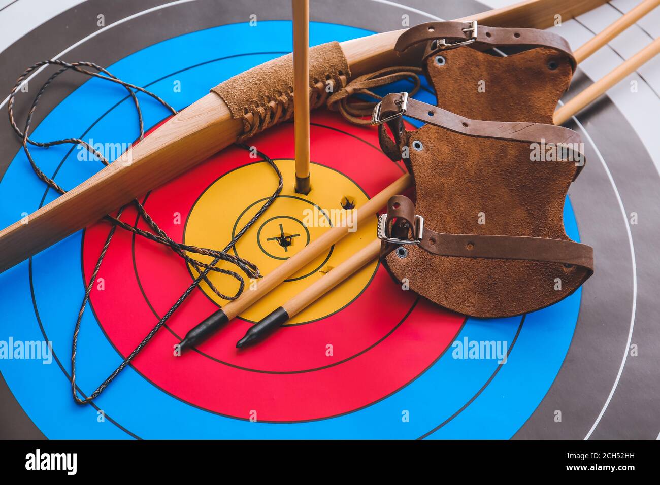 Equipment for archery on target Stock Photo - Alamy