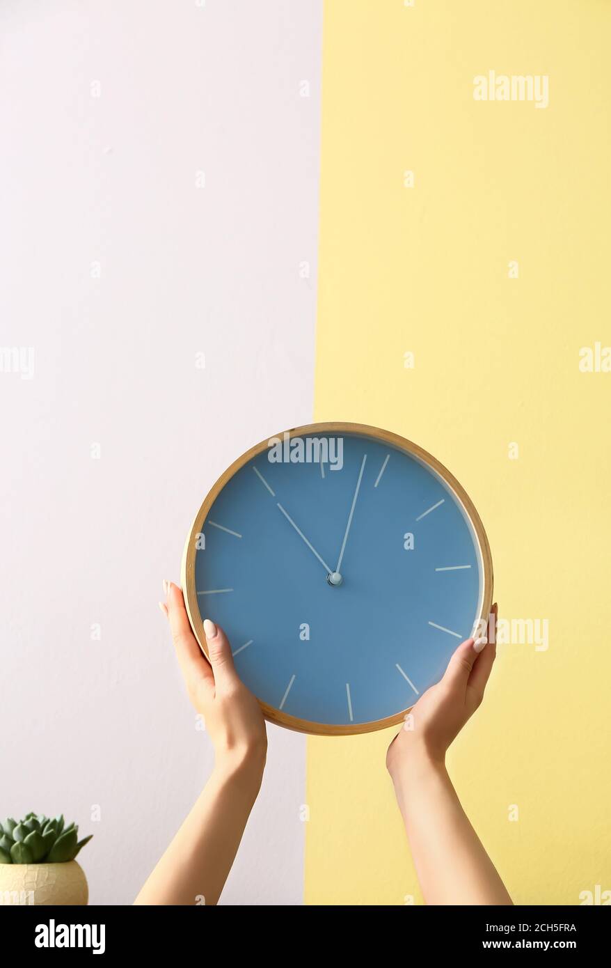 Analogue clock in room hi-res stock photography and images - Alamy