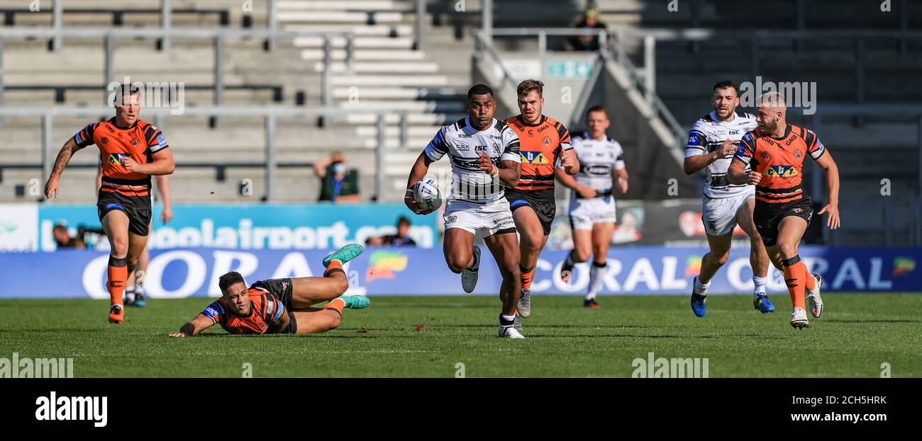 ratu-naulago-33-of-hull-fc-makes-a-break-from-castleford-s-back-line