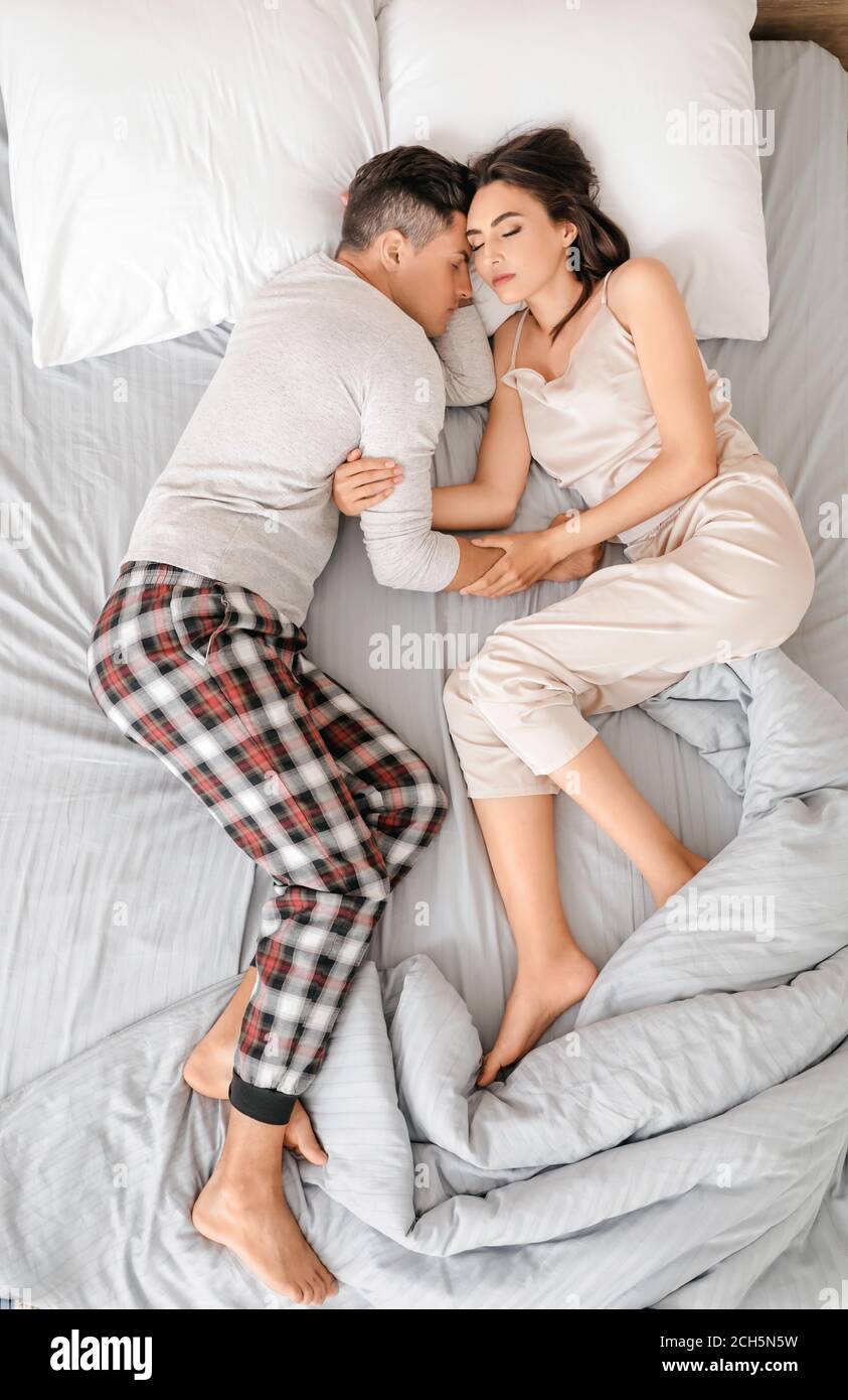 colle-serre-dos-a-dos-votre-position-au-lit-en-dit-beaucoup-sur-votre-couple  | Author Love
