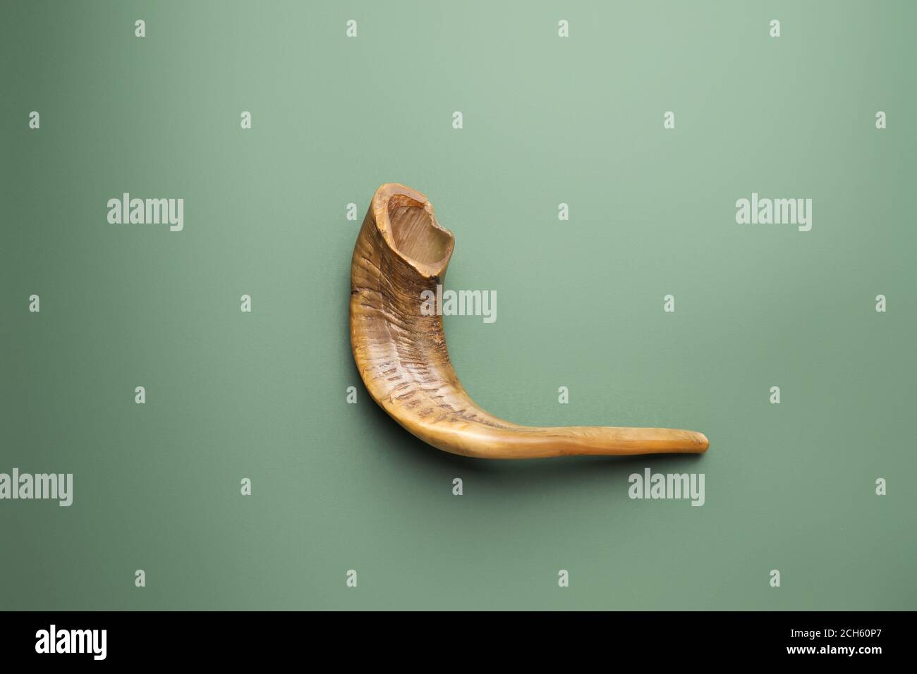Shofar on color background. Rosh Hashanah (Jewish New Year) celebration ...