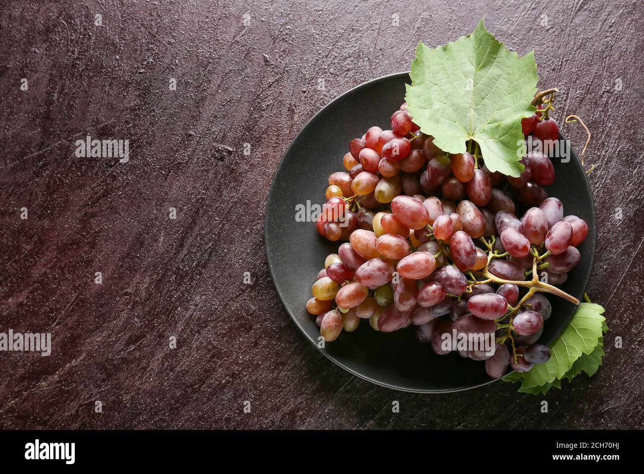 Table Grape Bunch Ripe Plate with ripe grapes on table Stock Photo - Alamy