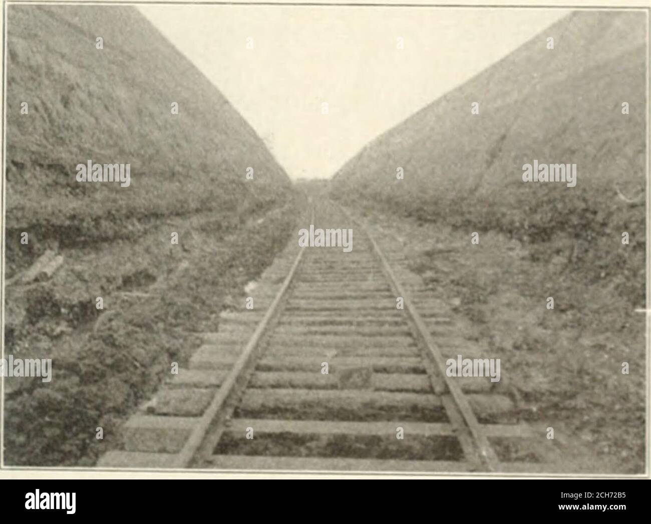 . Railway age . Stephenson Hill Cut; Mississippi & Alabama Railroad.. Type of Water Station. Chub Hill Cut; Alabama Western Railroad. is a 100.000-gal. tank with steel underframe on concrete footingsThose water stations located at points where there is a passing trackhave a penstock between the tnicks. The finished grade is 24 ft. wide in cuts and 18 ft. wide ontills. The theoretical side slope in cuts is 1 to 1, and on fills 1-. to 1.Ill the cuts are side ditches 4 ft. wide and 1 ft. deep. The trackis laid with A. S. C. E. section. So-lb. rail, and is ballasted withgravel, the ballast being o Stock Photo