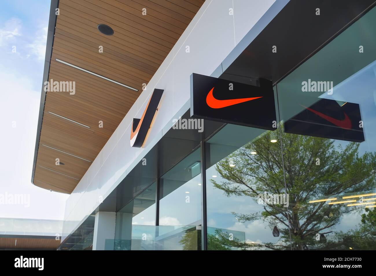 verontreiniging Uiterlijk Welsprekend Samut Prakan, Thailand - July 28, 2020: Nike shop in Siam Premium Outlets  Bangkok. Nike is one of the biggest sport manufacturing company in the  world Stock Photo - Alamy