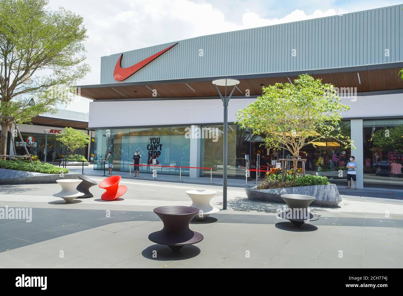 verontreiniging Uiterlijk Welsprekend Samut Prakan, Thailand - July 28, 2020: Nike shop in Siam Premium Outlets  Bangkok. Nike is one of the biggest sport manufacturing company in the  world Stock Photo - Alamy