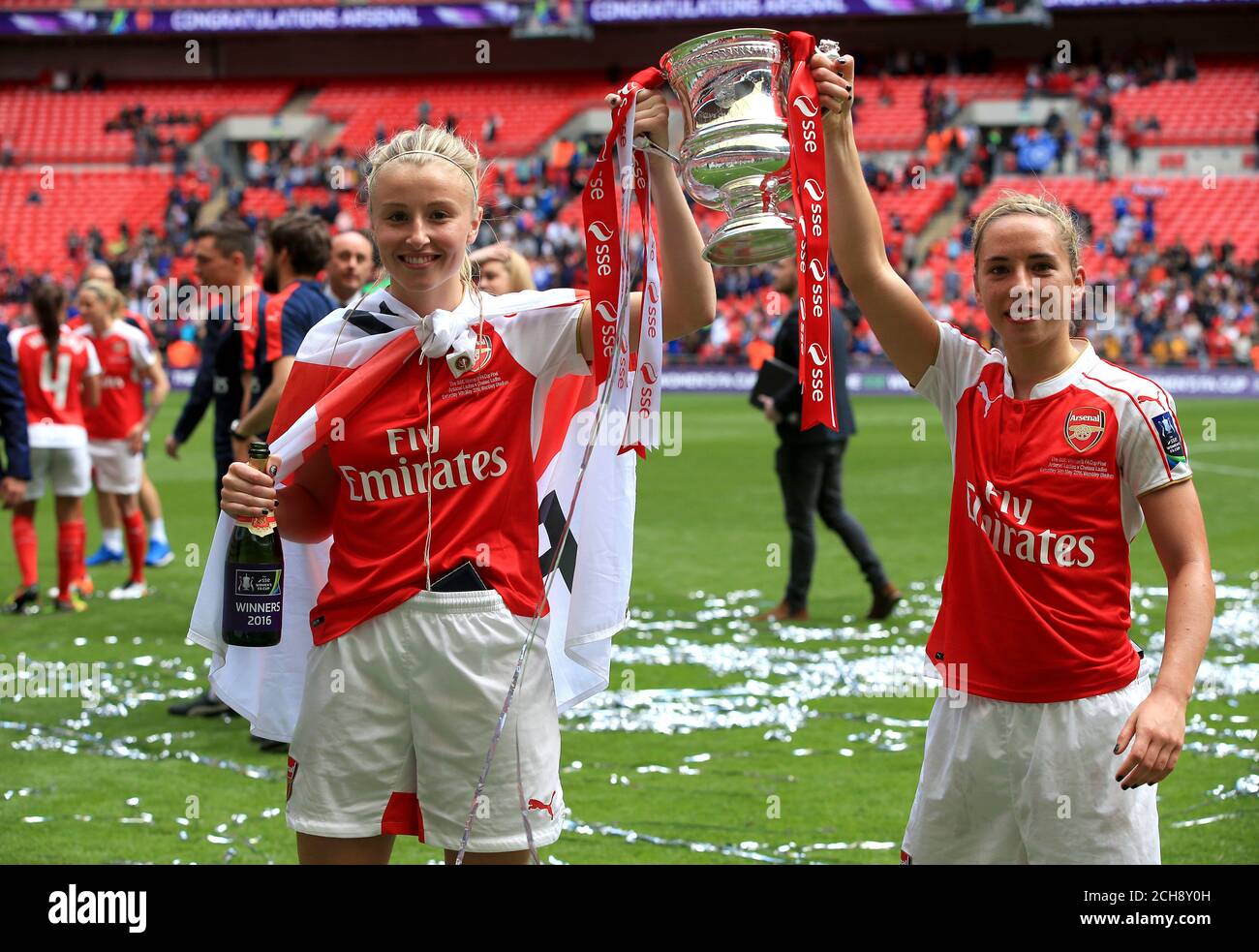 Arsenal's Leah Williamson (left) and Jordan Nobbs celebrate with the trophy after winning the SSE Women's FA Cup Final at Wembley Stadium, London Stock Photo - Alamy