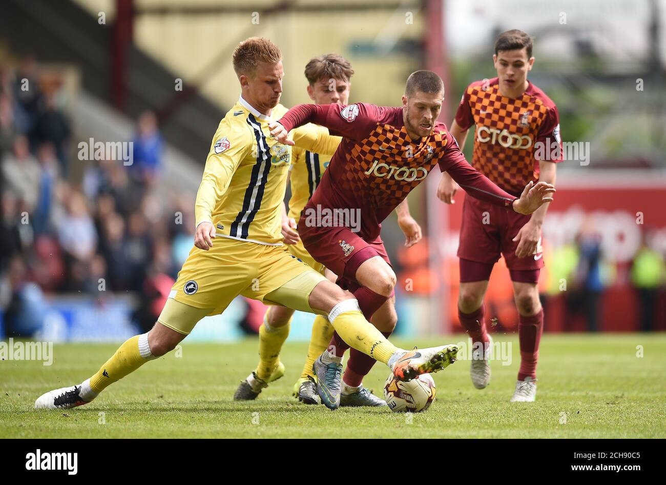 Milwall's Byron Webster (left) and Bradford City's Jamie Proctor battle for the ball during the Sky Bet League One play off, first leg match at Valley Parade, Bradford. PRESS ASSOCIATION Photo. Picture date: Sunday May 15, 2016. See PA story SOCCER Bradford. Photo credit should read: Jon Buckle/PA Wire. RESTRICTIONS: No use with unauthorised audio, video, data, fixture lists, club/league logos or 'live' services. Online in-match use limited to 75 images, no video emulation. No use in betting, games or single club/league/player publications. Stock Photo