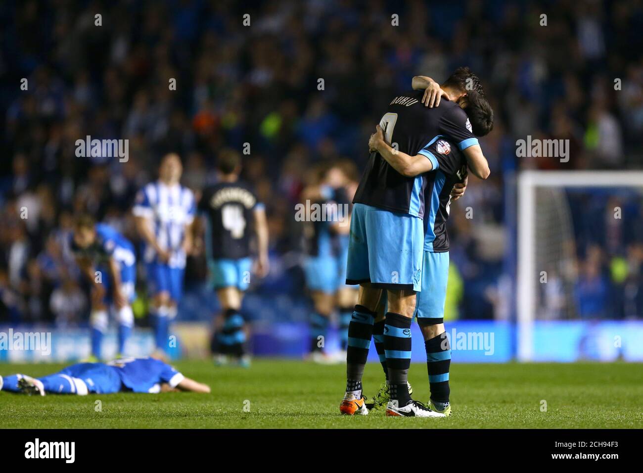 Sheffield Wednesdays Atdhe Nuhiu and Fernando Forestieri (right) celebrate after the final whistle during the Sky Bet Championship play off, second leg match at the AMEX Stadium, Brighton Stock Photo