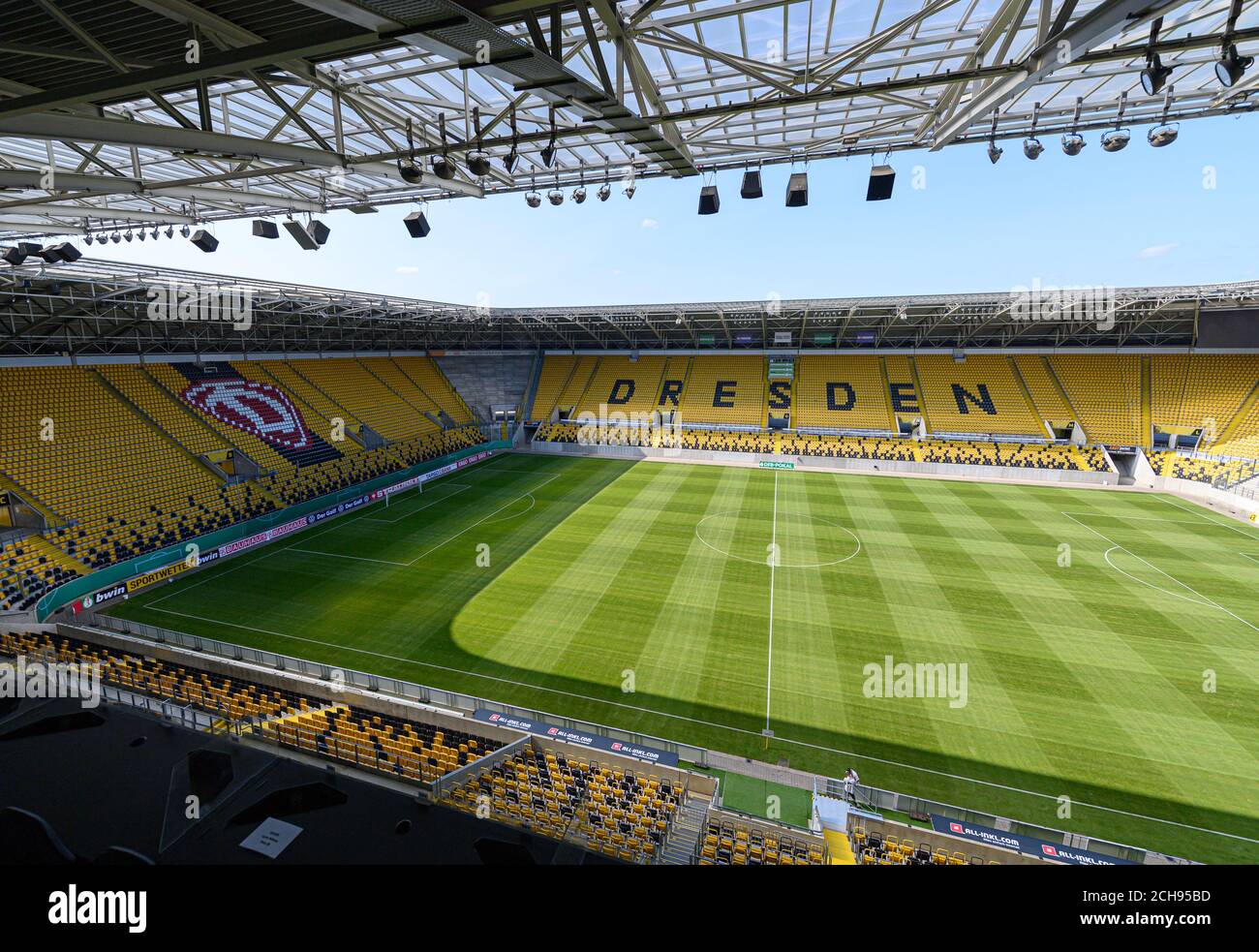 Dresden, Germany. 23rd July, 2022. Soccer: 3rd league, SG Dynamo Dresden - TSV  1860 Munich, Matchday 1, Rudolf Harbig Stadium. Dynamo's Kyu-hyun Park (l)  against Munich's Albion Vrenezi. Credit: Robert Michael/dpa/Alamy Live