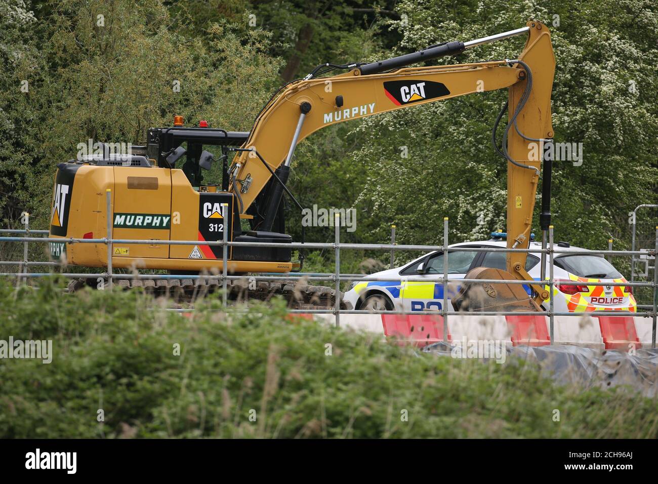RETRANSMITTING CORRECTING LOCATION CORRECT CAPTION BELOW: Police search for the remains of a body at construction site in Sharnbrook, Bedfordshire after a head was found in a quarry in Cambridgeshire. Stock Photo