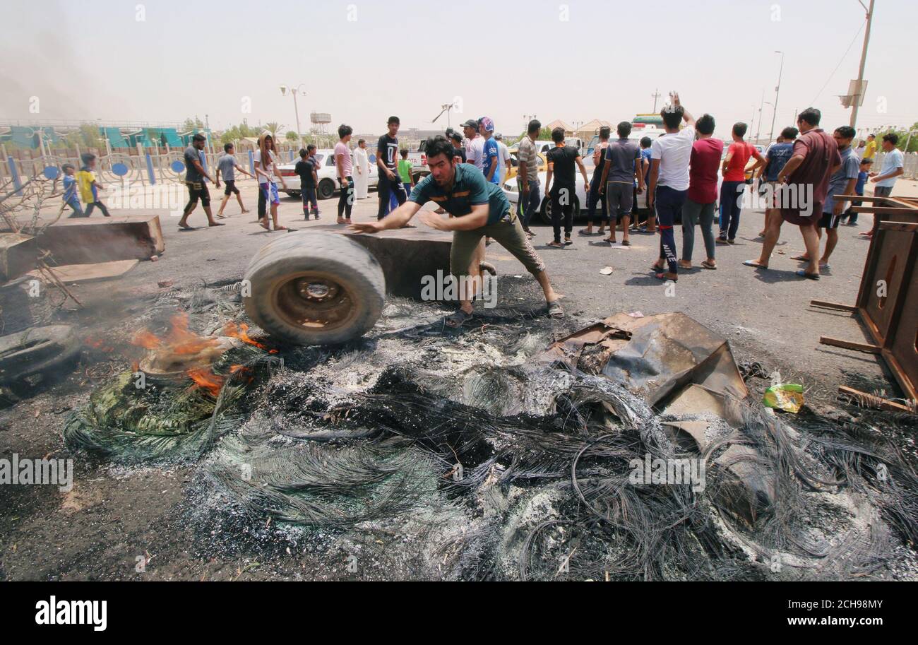 Iraqi protesters burn tires and block the road at the entrance to the city of Basra, Iraq July 12, 2018. REUTERS/Essam al-Sudani Stock Photo