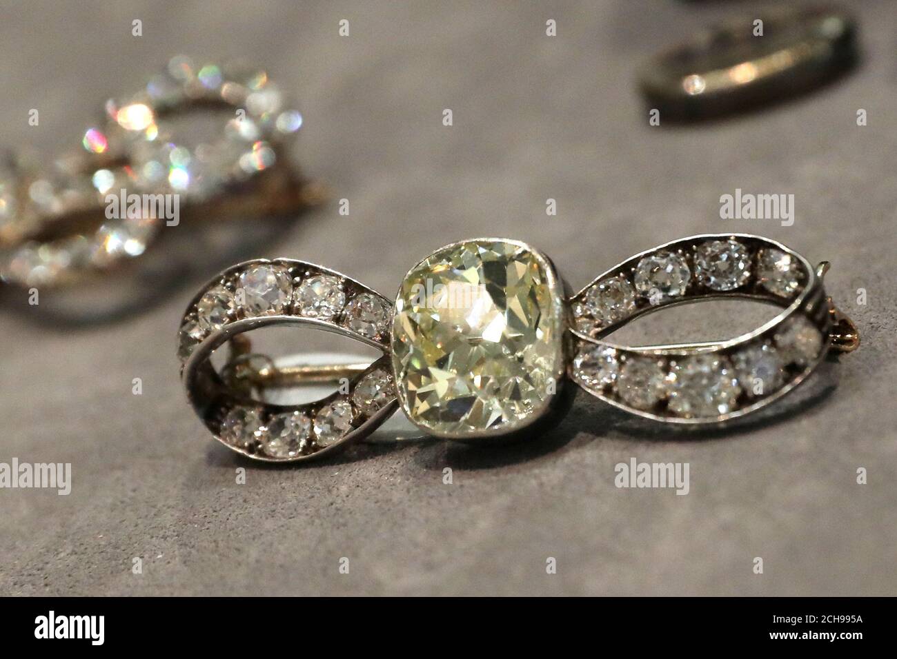 Diamond brooch hi-res stock photography and images - Page 2 - Alamy