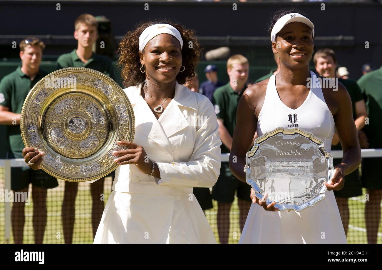 Serena Williams wins the Ladies Final. Venus Williams v Serena Williams. Wimbledon Tennis Championships. 4/7/2009. PICTURE CREDIT  : MARK PAIN / ALAMY Stock Photo