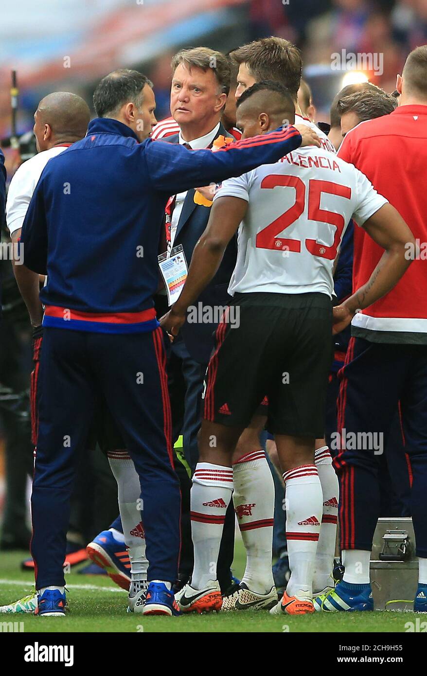 Manchester United assistant manager Ryan Giggs gives Manchester United's Luis Antonio Valencia a pat on the back during the Emirates FA Cup Final at Wembley Stadium. PRESS ASSOCIATION Photo. Picture date: Saturday May 21, 2016. See PA story SOCCER Final. Photo credit should read: Nick Potts/PA Wire. RESTRICTIONS: EDITORIAL USE ONLY No use with unauthorised audio, video, data, fixture lists, club/league logos or 'live' services. Online in-match use limited to 75 images, no video emulation. No use in betting, games or single club/league/player publications. Stock Photo